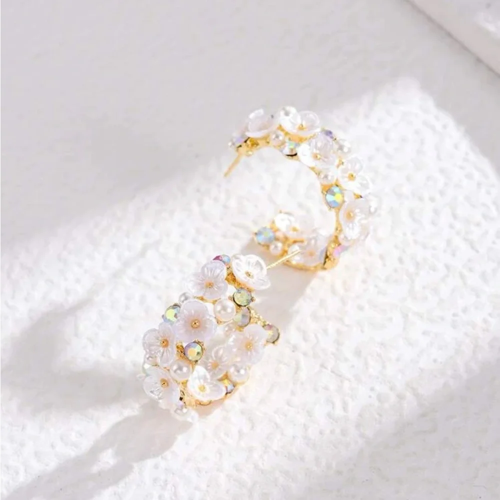 🎉HP🎉 Flower Hoop Earrings (Boutique) - Picture 1 of 8